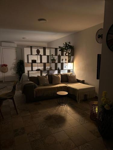 sala de estar con sofá y mesa en LOFT EN PATIO DE CASA TÍPICA DE PUEBLO, en Villafranca de Córdoba