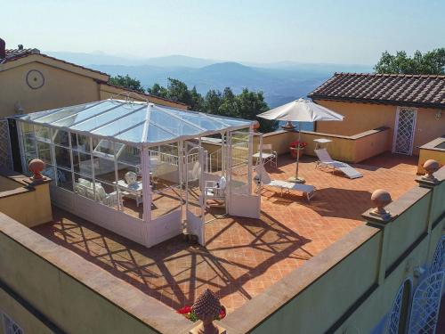 um edifício com uma casa de vidro num telhado em Villa Poggio al Pruno by Interhome em Sassa