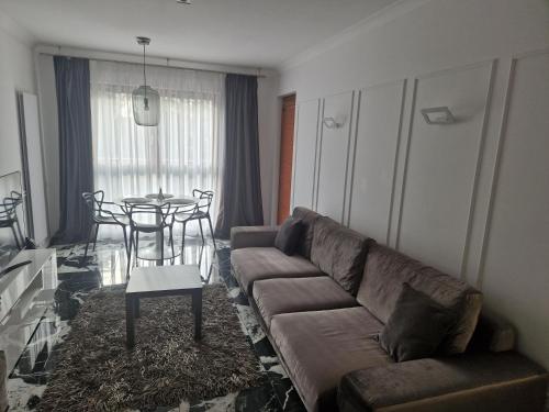 ein Wohnzimmer mit einem Sofa und einem Tisch in der Unterkunft Apartment by Gustav in Breslau