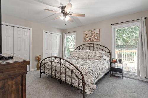 um quarto com uma cama e uma ventoinha de tecto em Garner Relaxing Stay em Garner