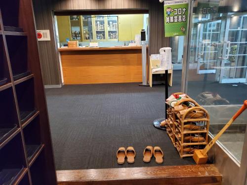une paire de chaussures dans un magasin avec comptoir de caisse dans l'établissement Matsupokkuri, à Zao Onsen