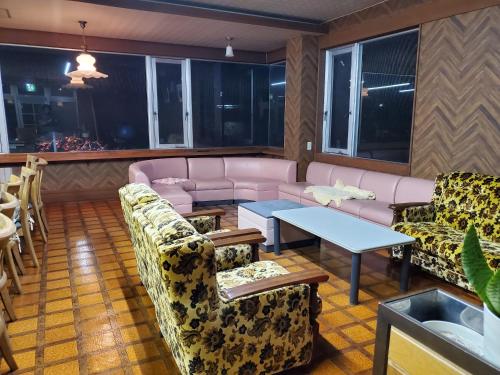 - une salle d'attente avec des canapés, une table et des chaises dans l'établissement Matsupokkuri, à Zao Onsen