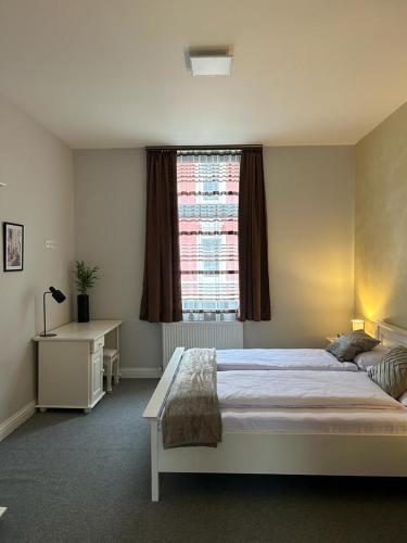 - une chambre avec un grand lit et une fenêtre dans l'établissement Sia Apartments Hotel, à Essen