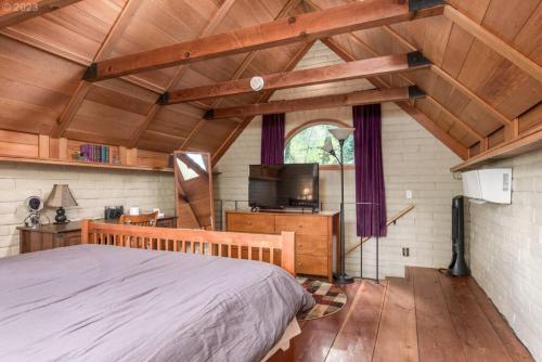 1 dormitorio con 1 cama y TV en una habitación en Golf Course Guest house, en Eugene