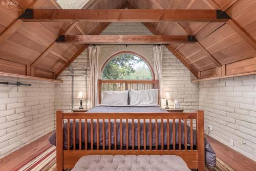 1 dormitorio con 1 cama en una habitación con ventana en Golf Course Guest house, en Eugene
