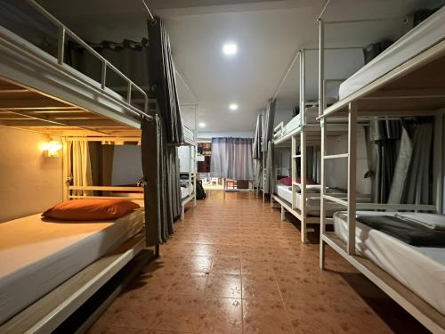 un couloir avec plusieurs lits superposés dans une chambre dans l'établissement Hangover Hostel, sur les Îles Phi Phi
