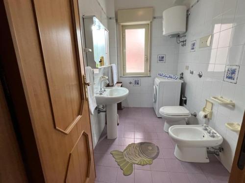 een badkamer met een toilet en een wastafel bij La Baia Di Tindari by Holiday World in Oliveri