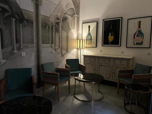 a waiting room with chairs and a table at Posada de los Venerables in Seville