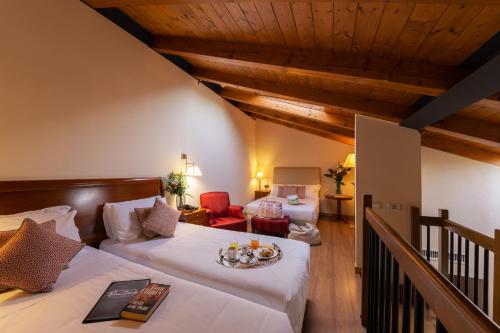 una camera d'albergo con due letti e una scala di Hotel Venice Resort Airport a Tessera