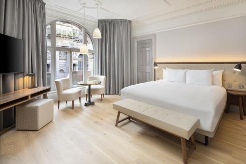 En eller flere senge i et værelse på AC Hotel by Marriott Glasgow