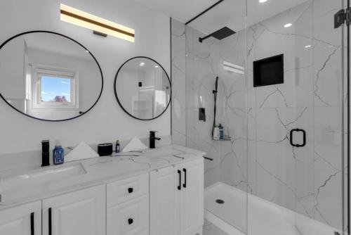 a bathroom with two sinks and a mirror and a shower at Luxury 3BR - 10 Min to Wonderland - Monthly Rental in Vaughan