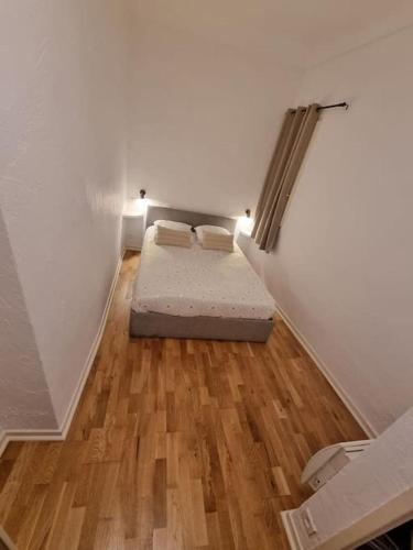 une chambre avec un lit dans l'angle d'une pièce dans l'établissement Joli 2 pièces centre historique de Grasse, WIFI, à Grasse