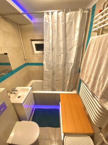 łazienka z wanną, umywalką i toaletą w obiekcie Cheap entire apartment in a super location w Krakowie