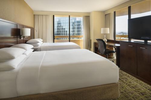 um quarto de hotel com duas camas e uma televisão de ecrã plano em San Diego Marriott La Jolla em San Diego