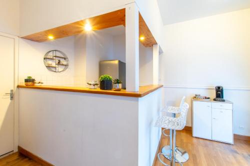 une cuisine avec un comptoir et un évier dans une pièce dans l'établissement La Comédie de Montpellier - Appt chaleureux, à Montpellier