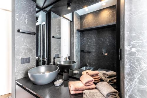 bagno con grande lavandino e vasca di Vittoria's Luxury Apartment Cagliari a Cagliari