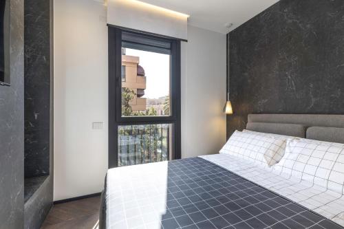 una camera con un letto bianco e una finestra di Vittoria's Luxury Apartment Cagliari a Cagliari