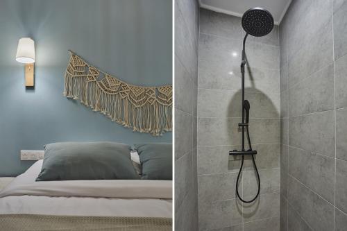 パリにあるApartment Center of Paris by Studio prestigeのバスルーム(シャワー付)、ベッド1台が備わります。