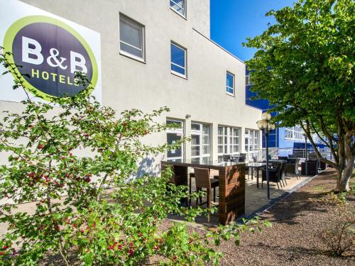 un edificio con un letrero de hotel en él en B&B Hotel Offenbach-Kaiserlei en Offenbach