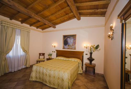Tempat tidur dalam kamar di Hotel Quadrifoglio Roma Eur