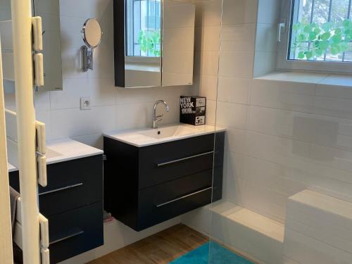 uma casa de banho com um lavatório e um espelho em Maison Cavaillon, 5 pièces, 8 personnes - FR-1-708-49 em Cavaillon