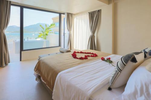 a bedroom with a bed with red roses on it at Shenzhen Semporna Beach Sea View B & B - 深圳较场尾仙本那沙滩海景民宿 in Shenzhen