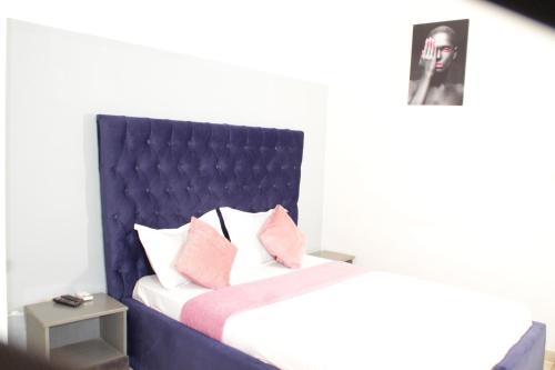 Postel nebo postele na pokoji v ubytování KRISTAL HOME