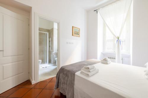 ローマにあるColosseo 85の白いベッドルーム(ベッド1台、バスルーム付)