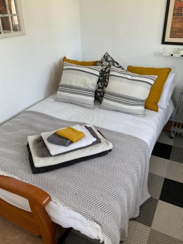 Una cama con un montón de toallas. en Casita Relaks en Camposol