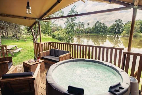 Tente lodge Jacuzzi privatif en pleine nature