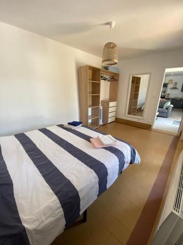 une chambre avec un grand lit dans une pièce dans l'établissement Maison 4 personnes avec Jardin, à 200 m de la Plage, à Fouras
