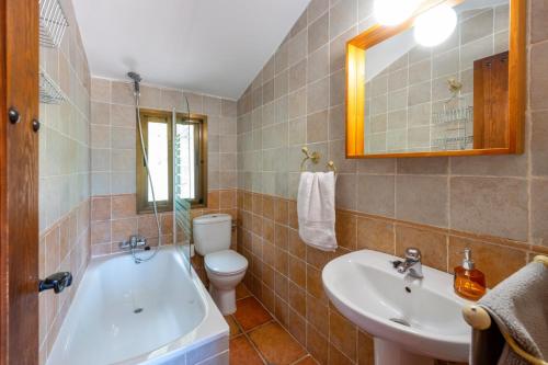 y baño con bañera, aseo y lavamanos. en Villa Paraiso Dos by Villa Plus, en Frigiliana