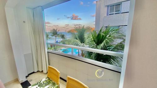 balcón con vistas al océano y a las palmeras en Flat beira-mar vista mar, en Natal