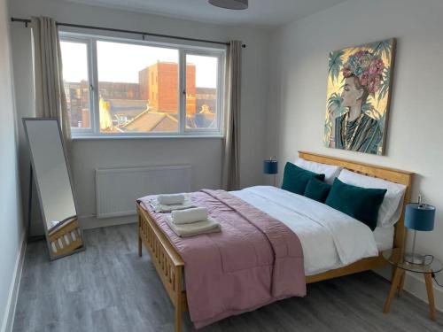 een slaapkamer met een groot bed en een raam bij Beautiful Flat In Woking Central in Woking