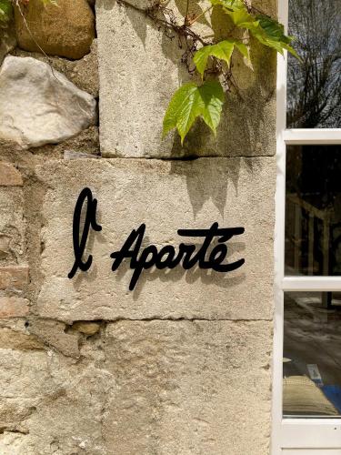 un panneau sur le côté d'un mur de pierre dans l'établissement L'Aparté, gîte avec piscine, à Valréas