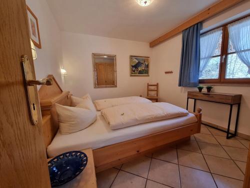 um quarto com uma cama num quarto com uma janela em Philipp -701- em Mittenwald