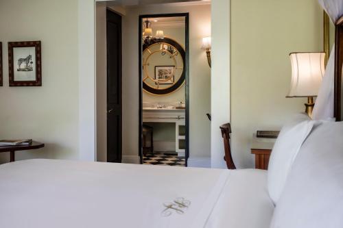Ένα ή περισσότερα κρεβάτια σε δωμάτιο στο Royal Livingstone Hotel by Anantara