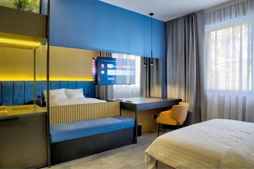 ein Hotelzimmer mit einem Bett, einem Schreibtisch und einem Bett petertodd in der Unterkunft Avenue21 in Zagreb