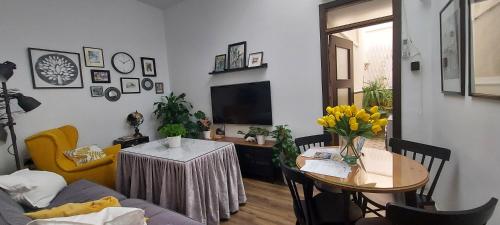 - un salon avec un canapé, une table et une télévision dans l'établissement Apartamentos Los Descalzos Free Parking, à Ronda