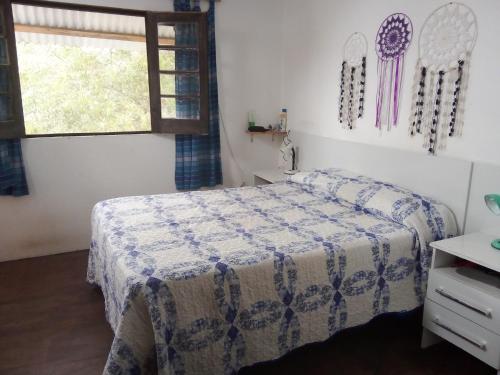 sypialnia z łóżkiem i oknem w obiekcie Refugio de paz w mieście Jaureguiberry