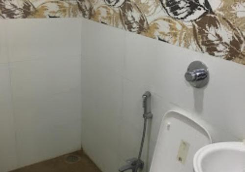 uma casa de banho com um WC e um lavatório em Hotel Lotus Chandrapur em Chandrapur