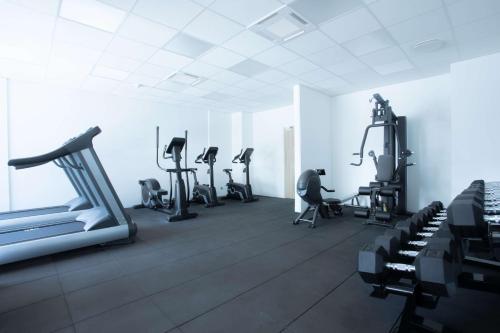 un gimnasio con cintas de correr y máquinas en una habitación en Radisson Hotel Saint Denis, La Reunion en Saint-Denis