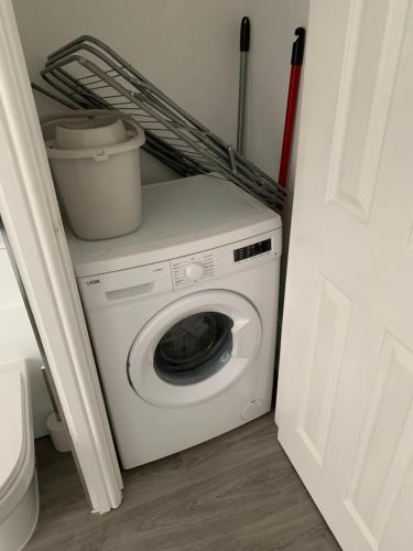 - Lavadora y secadora en una habitación pequeña en PLATFORM Avenues Apartment 2 en Hull