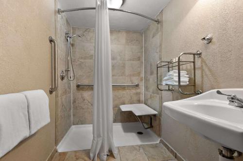 y baño con ducha y lavamanos. en Quality Inn Wayne - Fairfield Area, en Wayne