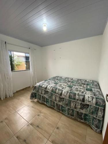 A bed or beds in a room at Casa de Praia