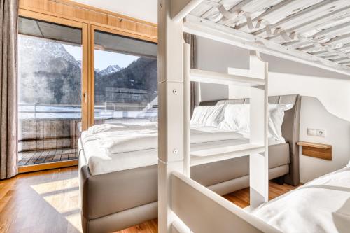 um quarto com 2 beliches e uma janela em Montanara Lodge em Brand