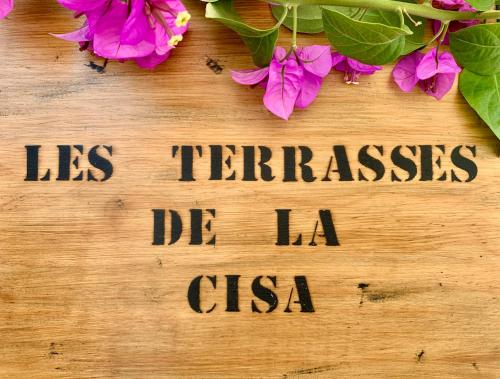 a sign with flowers on top of a wooden table at Les Terrasses de la Cisa, 20kms de BCN in Premia de Dalt