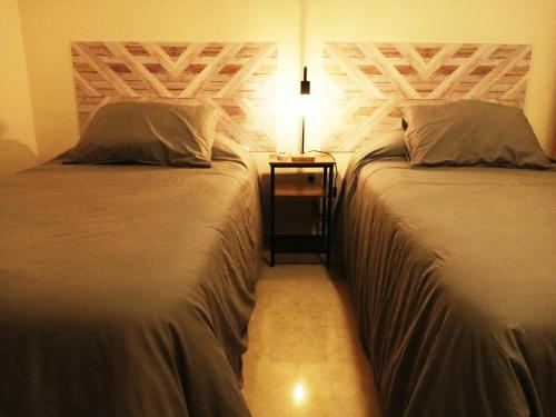 two beds sitting next to each other in a room at EL RINCÓN DEL GUADALQUIVIR in La Rinconada