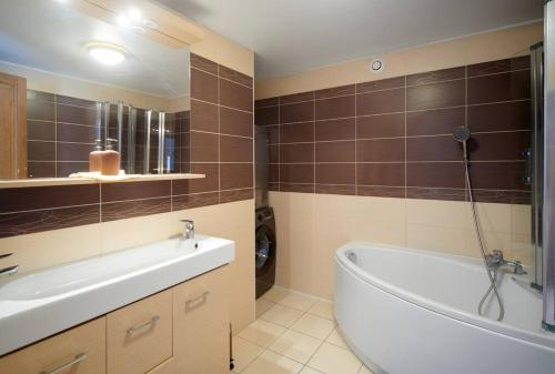 Le Richebourg في جيفري شامبرتان: حمام مع حوض ومغسلة ومرحاض