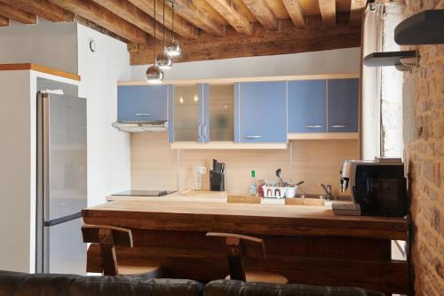 una cucina con armadi blu e piano di lavoro di Le Richebourg a Gevrey-Chambertin